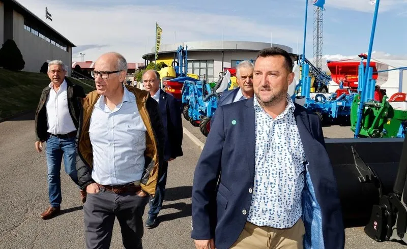 El presidente de la Diputación, Javier Iglesias acompañado por los diputados de Ferias, Santiago Valle, y de Agricultura y Ganadería, José Roque Madruga