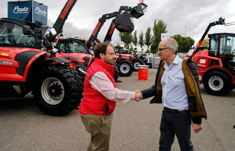 El presidente de la Diputación, Javier Iglesias acompañado por los diputados de Ferias, Santiago Valle, y de Agricultura y Ganadería, José Roque Madruga
