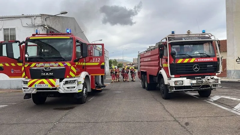Foto 6 - Un incendio en Villares de la Reina moviliza a varias dotaciones de Bomberos 