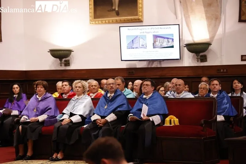 El médico japonés y Premio Nobel en Fisiología y Medicina, Shinya Yamanaka, era investido doctor honoris causa por la Universidad de Salamanca en el Paraninfo. Foto de David Sañudo