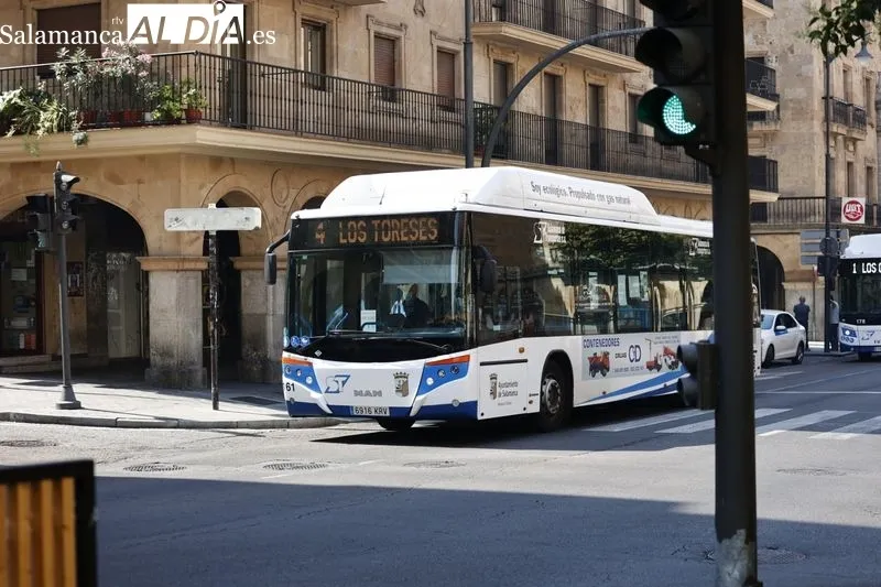 Bus urbano en Salamanca. Foto de archivo