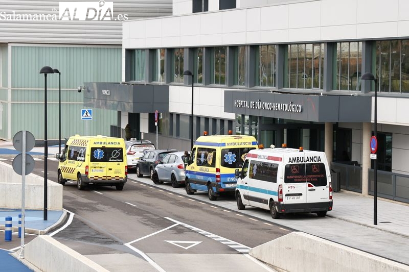 Ambulancia junto al acceso al servicio de urgencias del Hospital de Salamanca. Foto de archivo