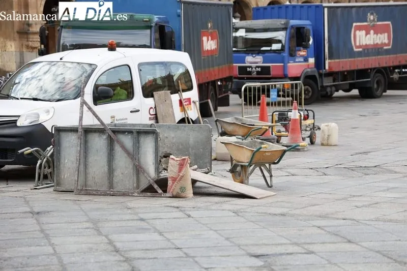Trabajos en la Plaza Mayor para instalar de nuevo los bancos. Foto de David Sañudo