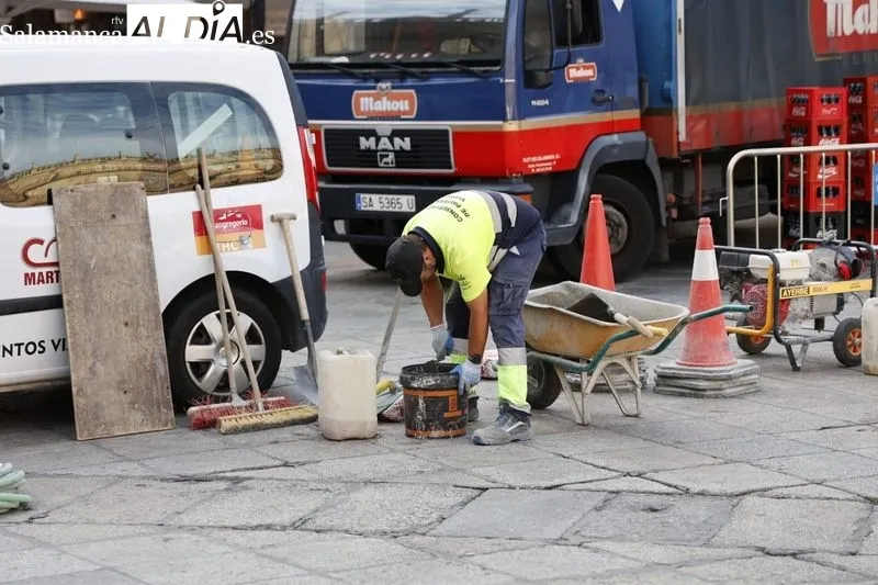 Trabajos en la Plaza Mayor para instalar de nuevo los bancos. Foto de David Sañudo