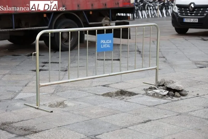 Trabajos en la Plaza Mayor para instalar de nuevo los bancos. Foto de David Sañudo