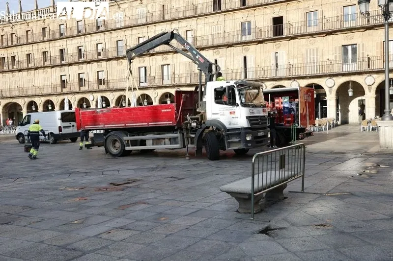 Trabajos en la Plaza Mayor para instalar de nuevo los bancos. Foto de David Sañudo