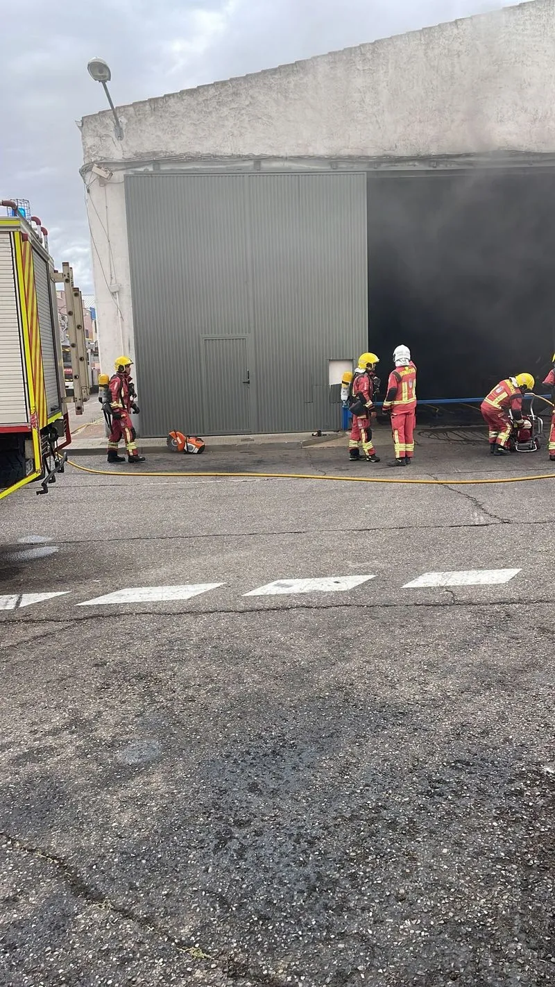Foto 5 - Un incendio en Villares de la Reina moviliza a varias dotaciones de Bomberos 