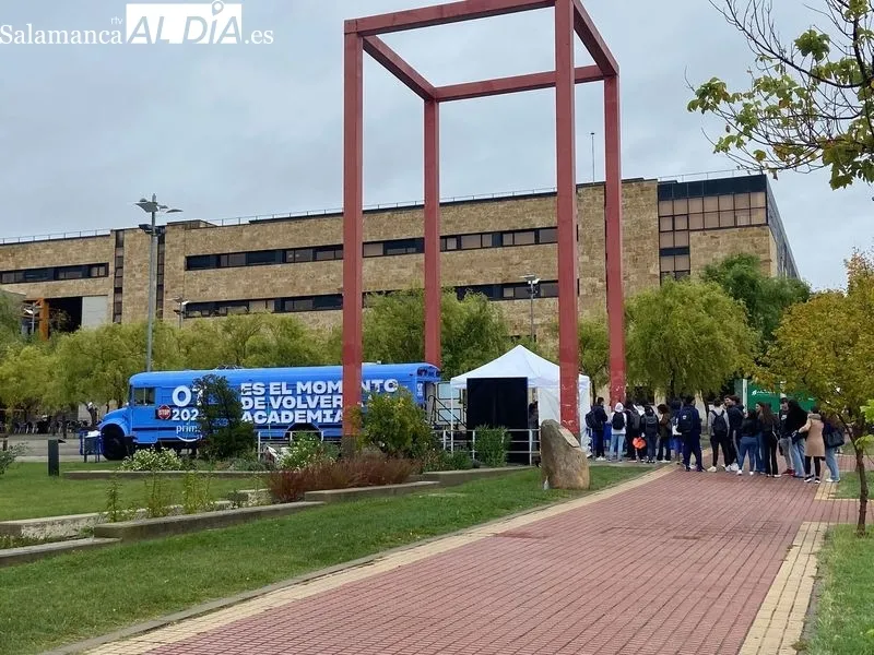 Autobus de Operación Triunfo en el Campus Unamuno. Foto Vanesa Martins