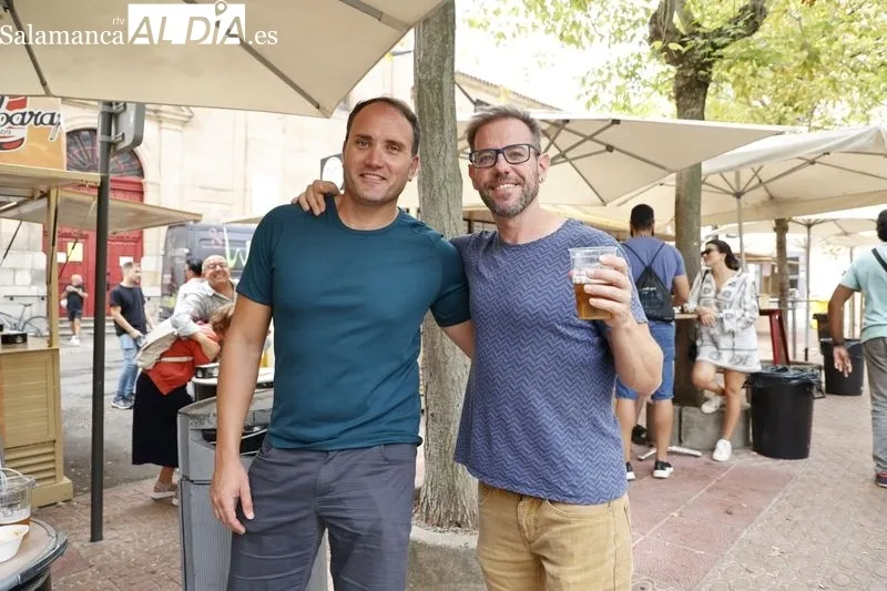 Buen ambiente en las casetas de Los Bandos y Rector Lucena. Foto de David Sañudo