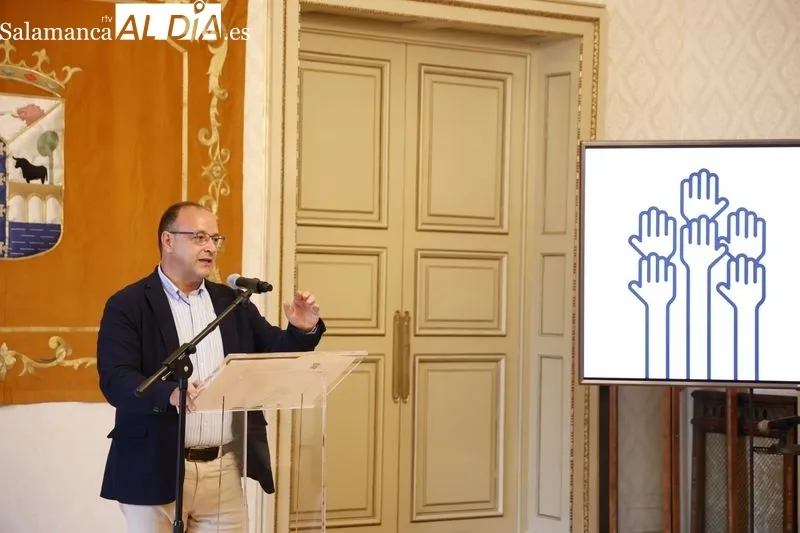 El concejal de Participación Social, Roberto Martín, en la presentación de la Feria Municipal de las Asociaciones. Foto de David Sañudo