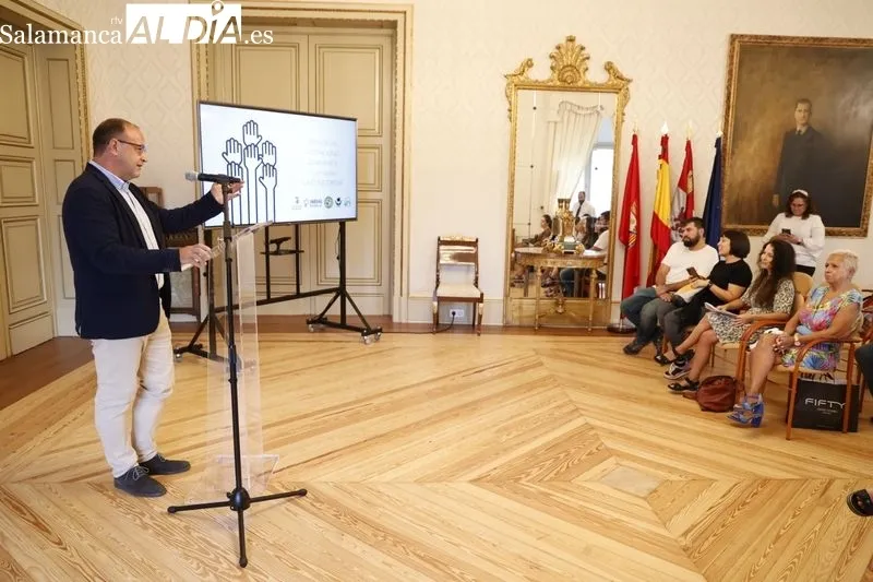 El concejal de Participación Social, Roberto Martín, en la presentación de la Feria Municipal de las Asociaciones. Foto de David Sañudo