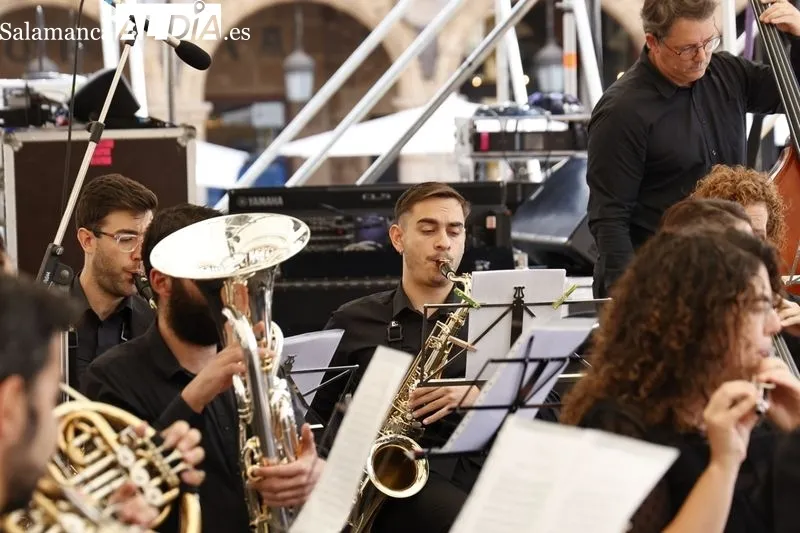 Concierto de coplas ofrecido en la Plaza Mayor por la Banda Municipal de Música. Foto de David Sañudo