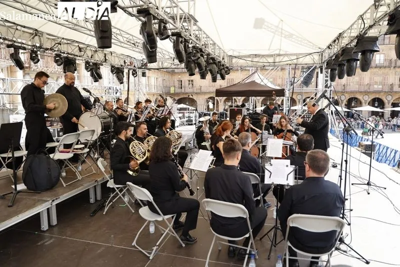 Concierto de coplas ofrecido en la Plaza Mayor por la Banda Municipal de Música. Foto de David Sañudo
