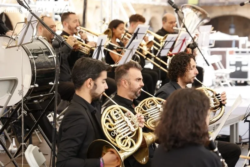 Concierto de coplas ofrecido en la Plaza Mayor por la Banda Municipal de Música. Foto de David Sañudo