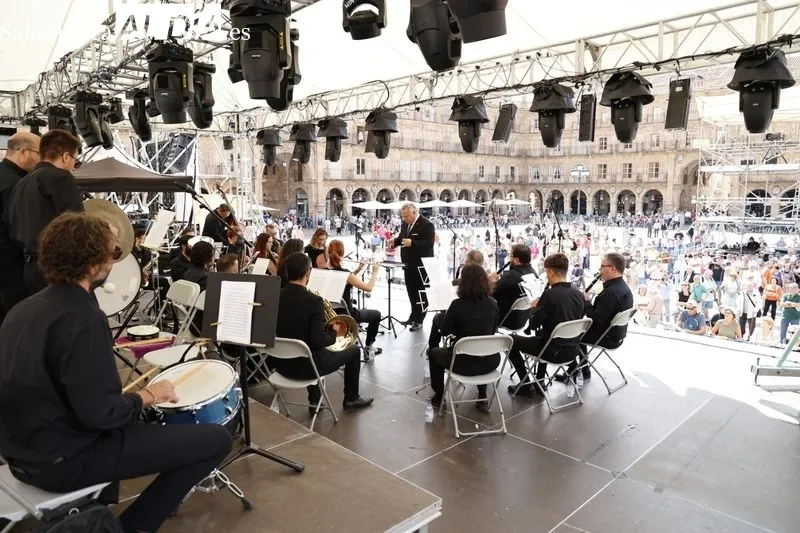 Concierto de coplas ofrecido en la Plaza Mayor por la Banda Municipal de Música. Foto de David Sañudo