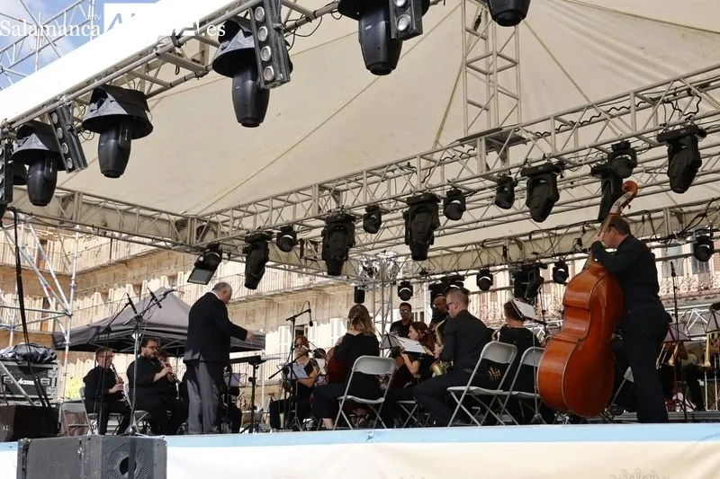 Concierto de coplas ofrecido en la Plaza Mayor por la Banda Municipal de Música. Foto de David Sañudo