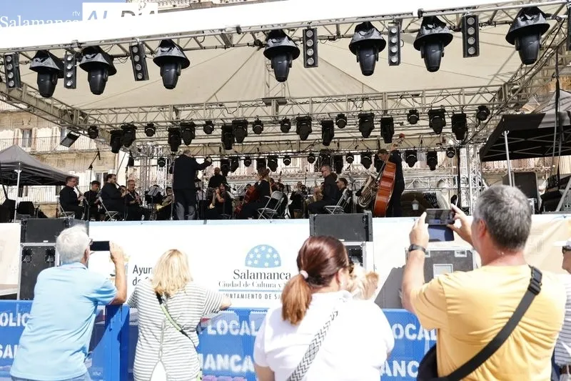 Concierto de coplas ofrecido en la Plaza Mayor por la Banda Municipal de Música. Foto de David Sañudo