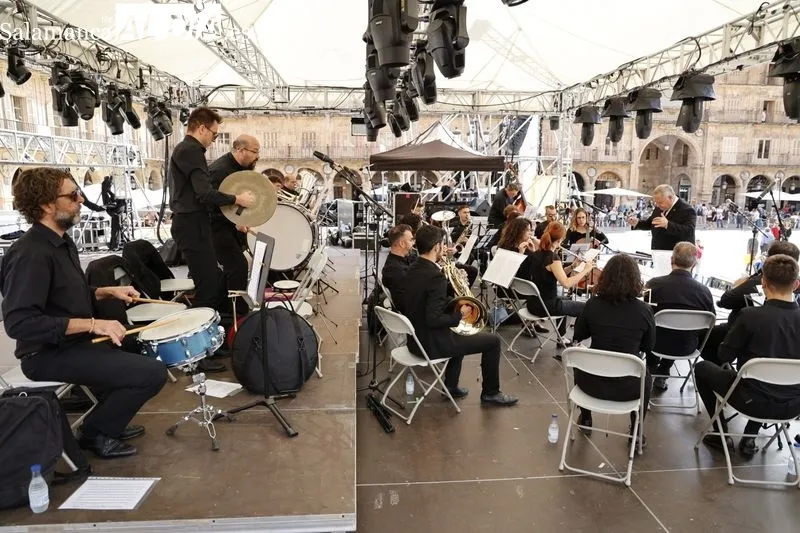 Concierto de coplas ofrecido en la Plaza Mayor por la Banda Municipal de Música. Foto de David Sañudo