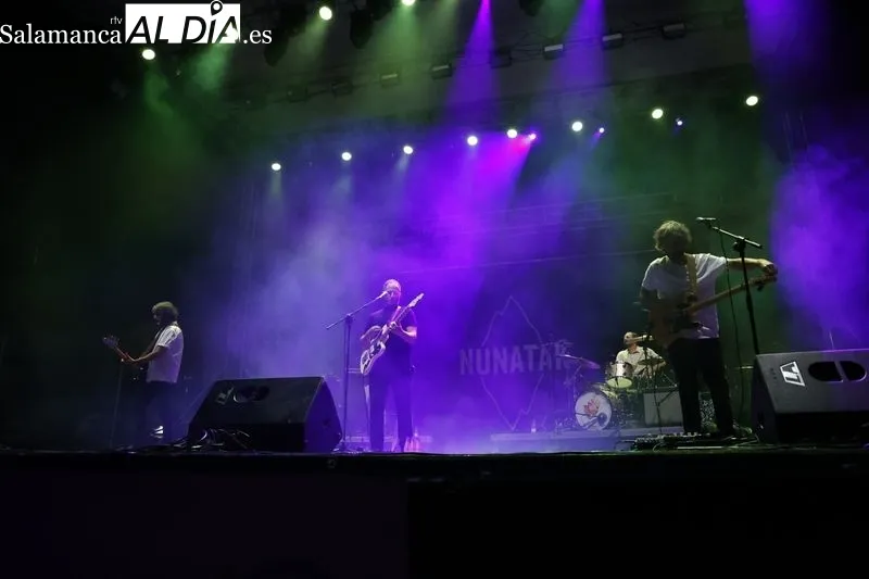 Concierto de Nunatak, teloneros de Arde Bogotá, en la Plaza Mayor de Salamanca. Foto de David Sañudo