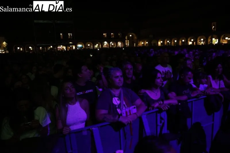 Concierto de Nunatak, teloneros de Arde Bogotá, en la Plaza Mayor de Salamanca. Foto de David Sañudo