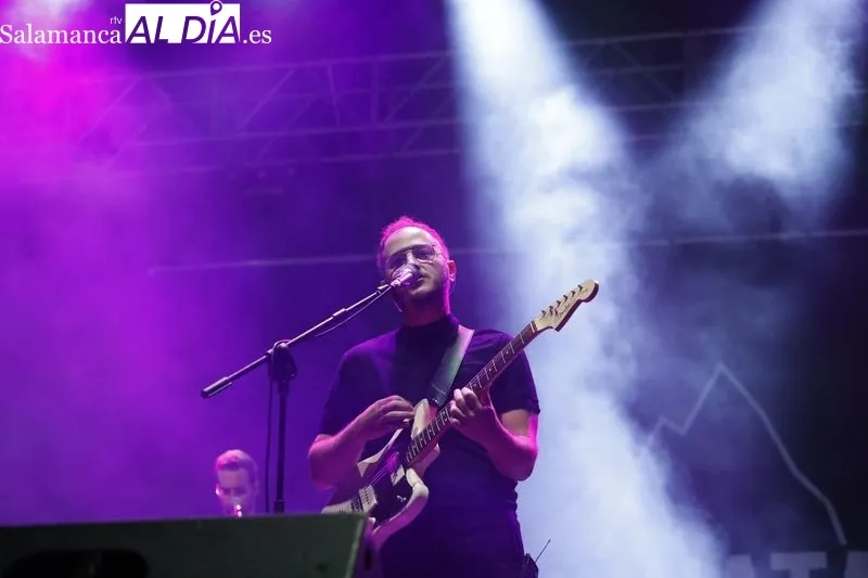 Concierto de Nunatak, teloneros de Arde Bogotá, en la Plaza Mayor de Salamanca. Foto de David Sañudo