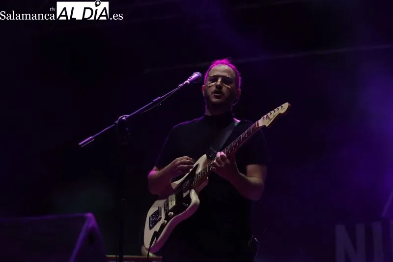 Concierto de Nunatak, teloneros de Arde Bogotá, en la Plaza Mayor de Salamanca. Foto de David Sañudo
