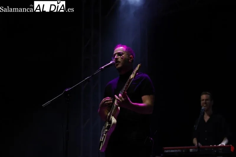 Concierto de Nunatak, teloneros de Arde Bogotá, en la Plaza Mayor de Salamanca. Foto de David Sañudo