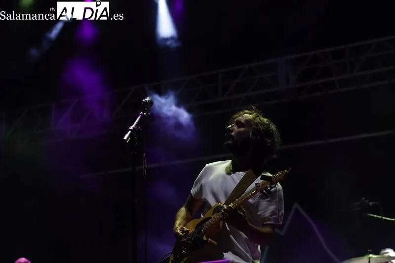 Concierto de Nunatak, teloneros de Arde Bogotá, en la Plaza Mayor de Salamanca. Foto de David Sañudo