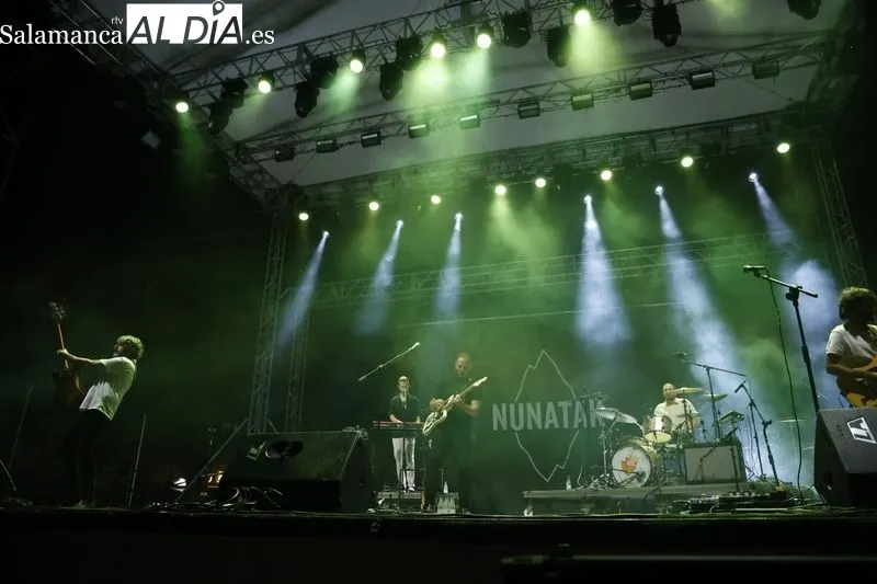 Concierto de Nunatak, teloneros de Arde Bogotá, en la Plaza Mayor de Salamanca. Foto de David Sañudo