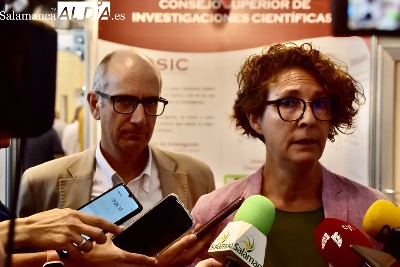 El presidente de la Diputación de Salamanca, Javier Iglesias, y la directora del IRNASA-CSIC, Mar Siles, informan del convenio interinstitucional para el análisis de suelos agrarios en la provincia. Foto de Vanesa Martins