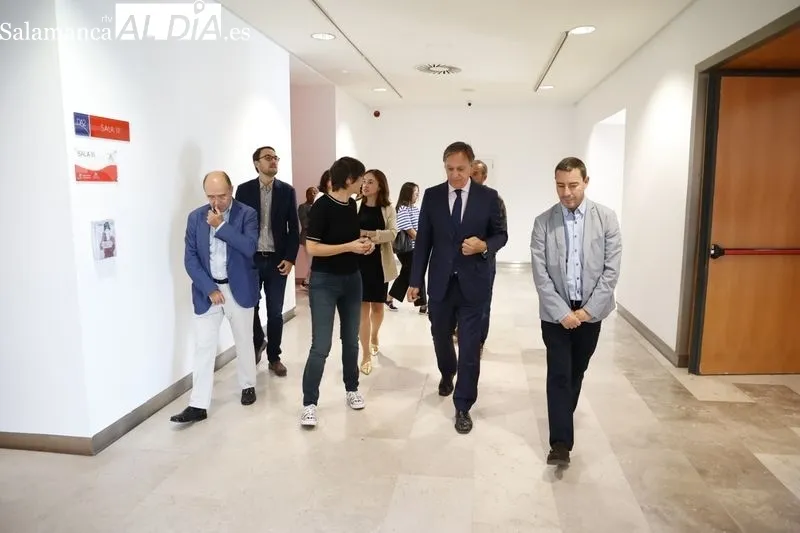 El alcalde de Salamanca, Carlos García Carbayo, la directora de la Fundación Coca Cola, Beatriz Osuna, y la comisaria Lorena Martínez de Corral en la exposición ‘Regresar a un espacio conocido. Foto David Sañudo