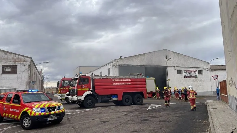 Foto 3 - Un incendio en Villares de la Reina moviliza a varias dotaciones de Bomberos 