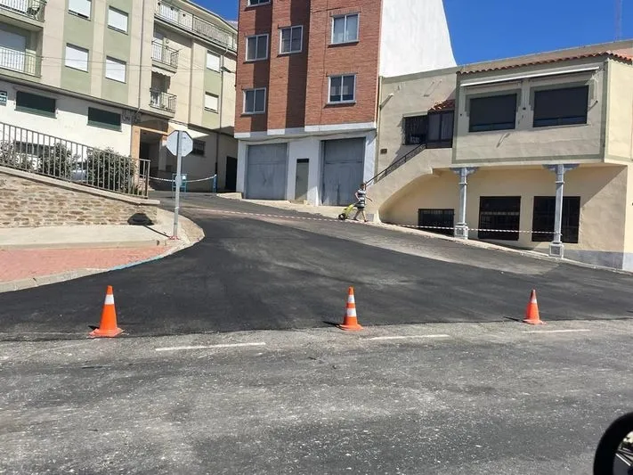 Foto 2 - Trabajos de pavimentaci&oacute;n de las calles Teso de la Feria y Bajada al Teso