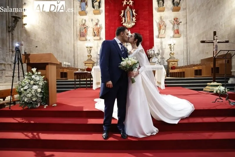 Los novios, Álvaro y Laura, tras la ceremonia religiosa. Fotos: David Sañudo