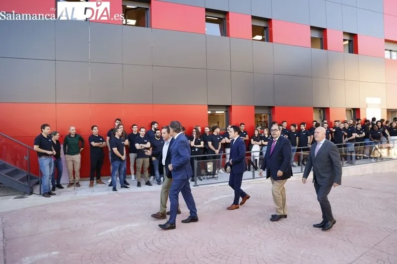 Inauguración del Centro de Internet de las Cosas e Inteligencia Artificial en la Avenida de Santiago Madrigal, en el barrio de Puente Ladrillo. Foto de David Sañudo