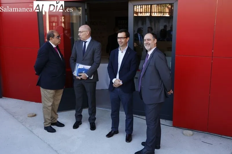 Inauguración del Centro de Internet de las Cosas e Inteligencia Artificial en la Avenida de Santiago Madrigal, en el barrio de Puente Ladrillo. Foto de David Sañudo
