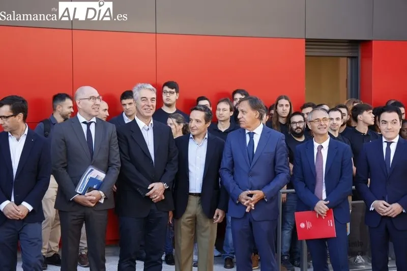 Inauguración del Centro de Internet de las Cosas e Inteligencia Artificial en la Avenida de Santiago Madrigal, en el barrio de Puente Ladrillo. Foto de David Sañudo