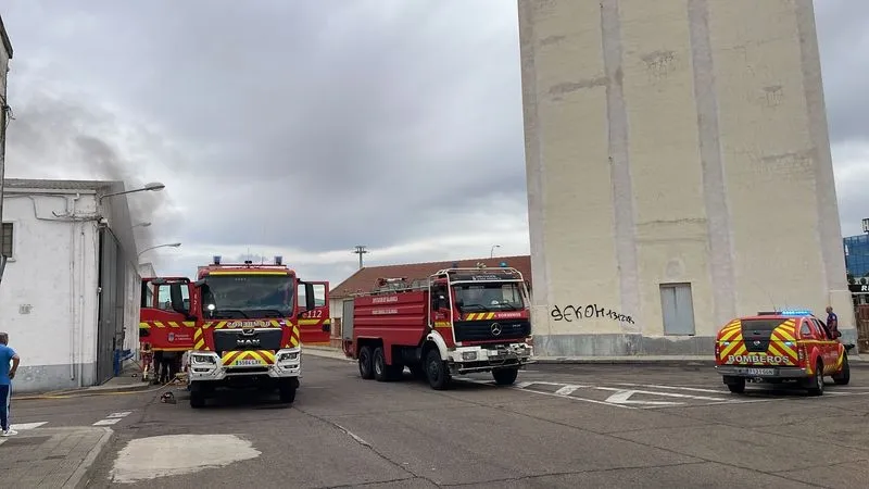Foto 2 - Un incendio en Villares de la Reina moviliza a varias dotaciones de Bomberos 