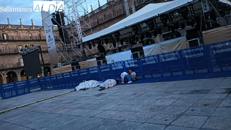 Fans de Vanesa Martín durmiendo en la Plaza Mayor para tener el mejor sitio para el concierto de este jueves