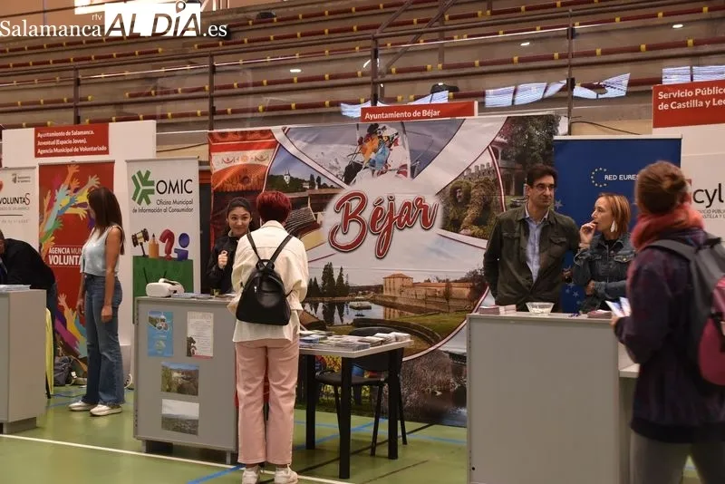 Feria de Bienvenida de la USAL en el pabellón Unamuno. Foto de Vanesa Martins