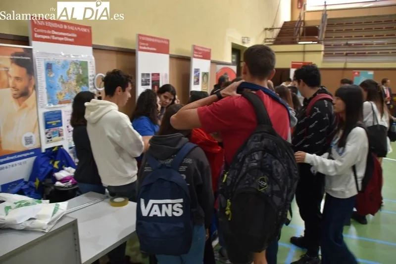 Feria de Bienvenida de la USAL en el pabellón Unamuno. Foto de Vanesa Martins