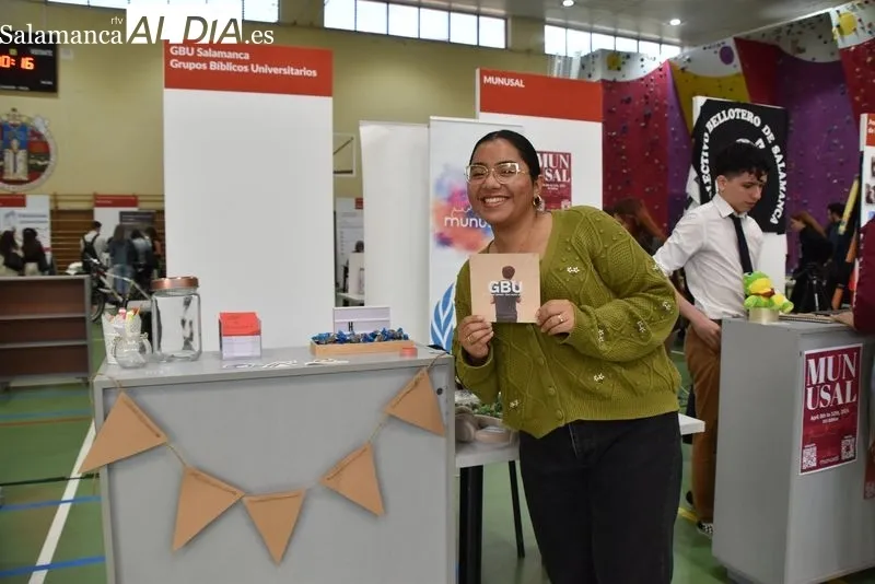 Feria de Bienvenida de la USAL en el pabellón Unamuno. Foto de Vanesa Martins