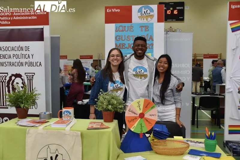 Feria de Bienvenida de la USAL en el pabellón Unamuno. Foto de Vanesa Martins