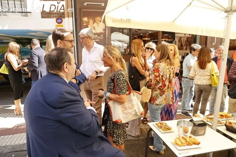 Inauguración de la Feria de Día en la calle Van Dyck, donde los hosteleros han instalado veladores. Foto de David Sañudo