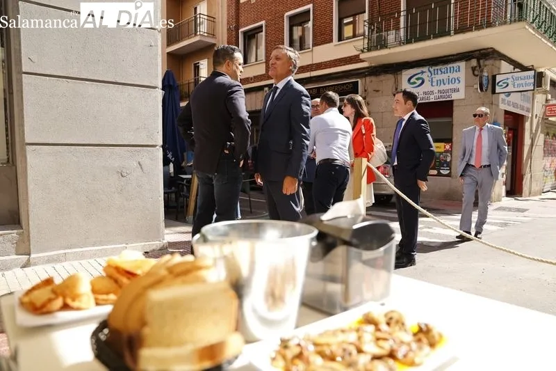 Inauguración de la Feria de Día en la calle Van Dyck, donde los hosteleros han instalado veladores. Foto de David Sañudo