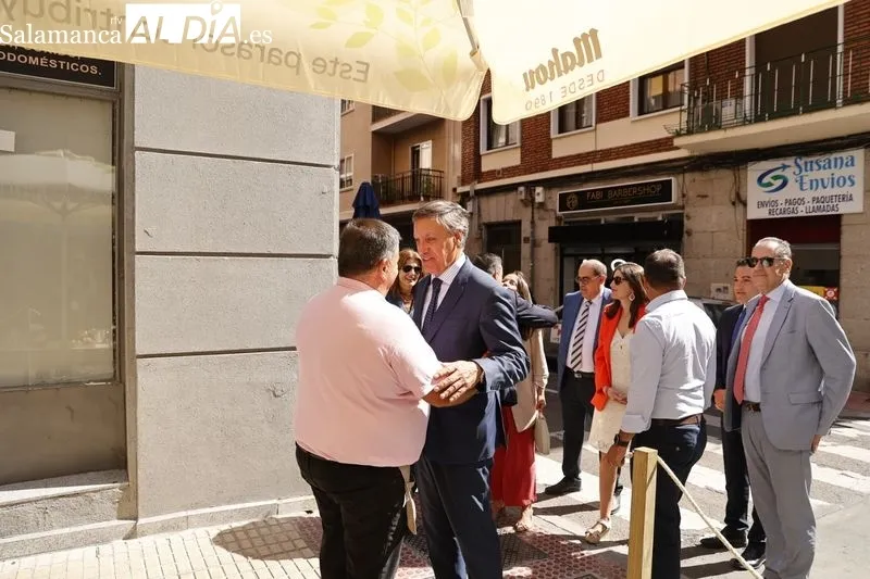 Inauguración de la Feria de Día en la calle Van Dyck, donde los hosteleros han instalado veladores. Foto de David Sañudo