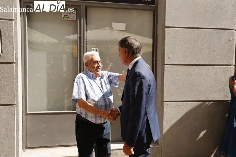 Inauguración de la Feria de Día en la calle Van Dyck, donde los hosteleros han instalado veladores. Foto de David Sañudo