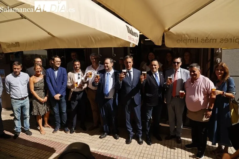 Inauguración de la Feria de Día en la calle Van Dyck, donde los hosteleros han instalado veladores. Foto de David Sañudo