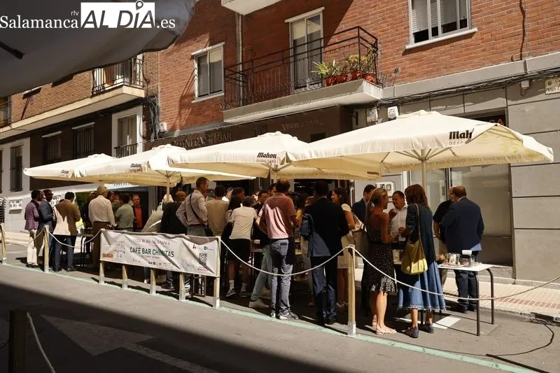 Inauguración de la Feria de Día en la calle Van Dyck, donde los hosteleros han instalado veladores. Foto de David Sañudo