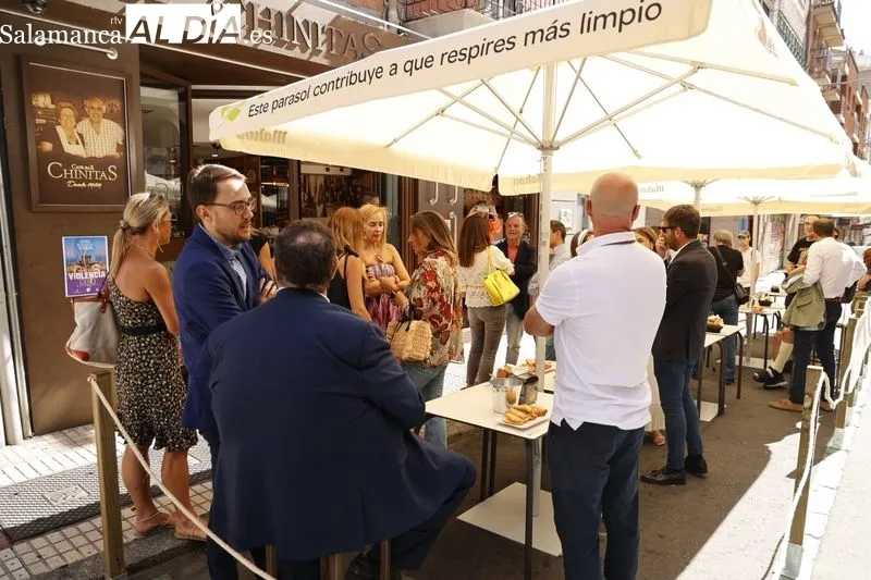 Inauguración de la Feria de Día en la calle Van Dyck, donde los hosteleros han instalado veladores. Foto de David Sañudo